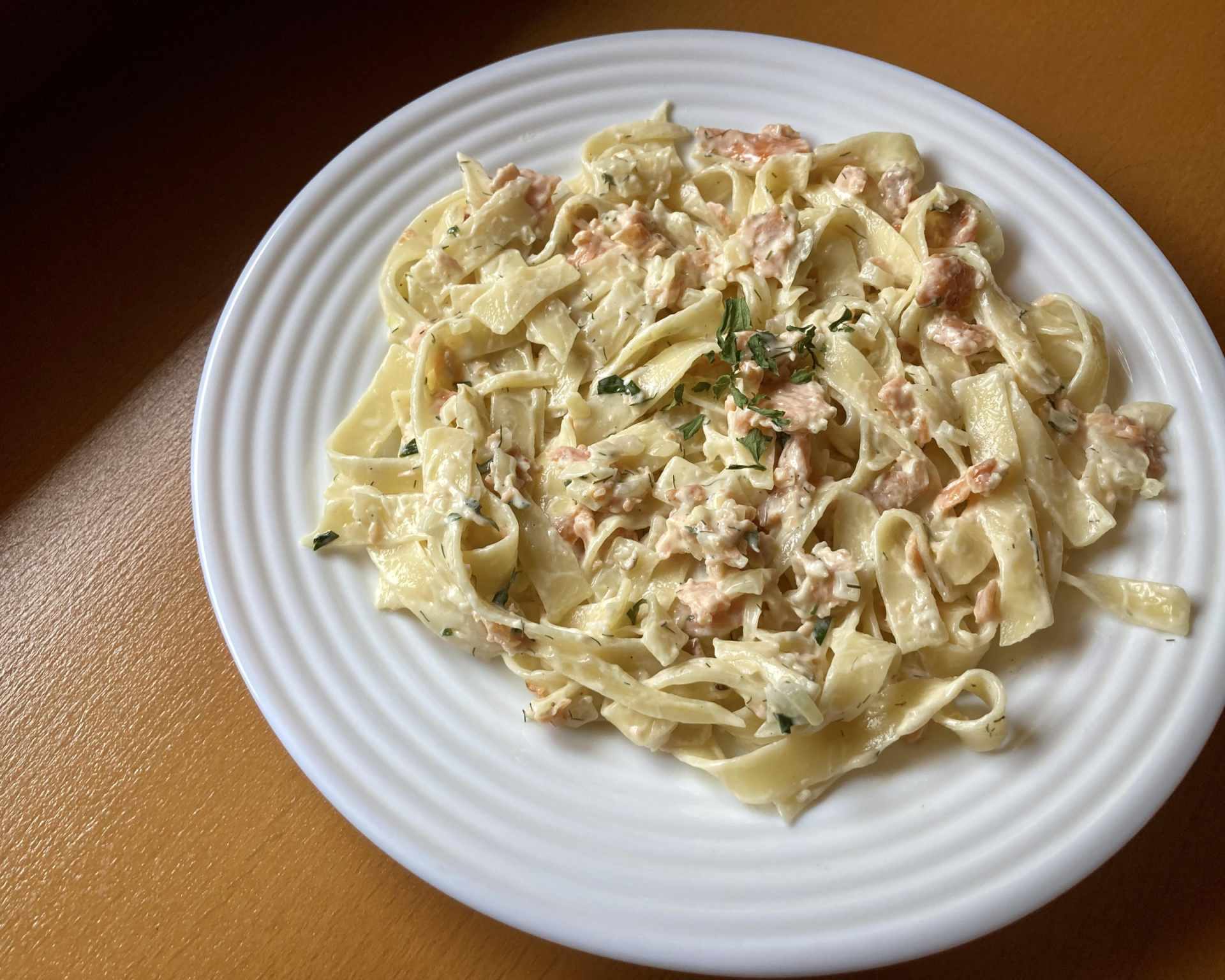 Hotové tagliatelle s údeným lososom