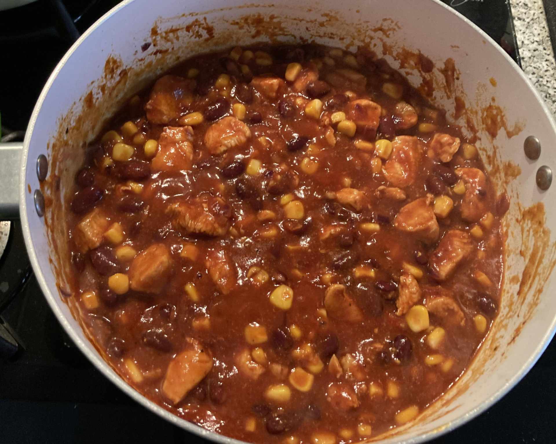 Kuracie prsia na spôsob chilli con carne s fazuľou a kukuricou