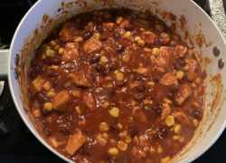 Kuracie prsia na spôsob chilli con carne s fazuľou a kukuricou
