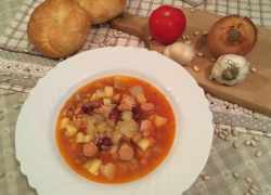 Tanier s fazuľovo-zemiakovo-paradajkovo-paprikovým hustým gulášom so sójovými párkami