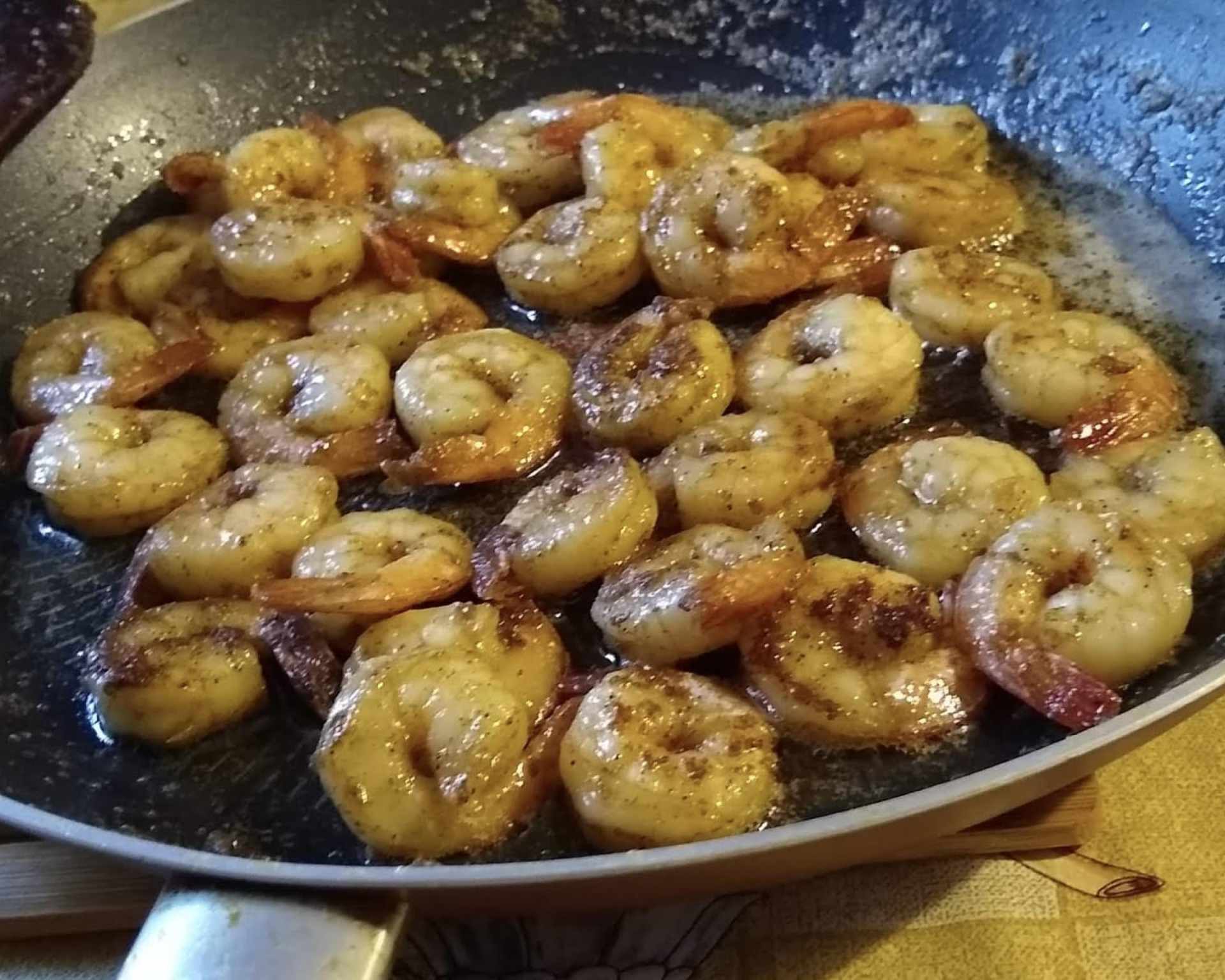 Hotové marinované grilované krevety na panvičke