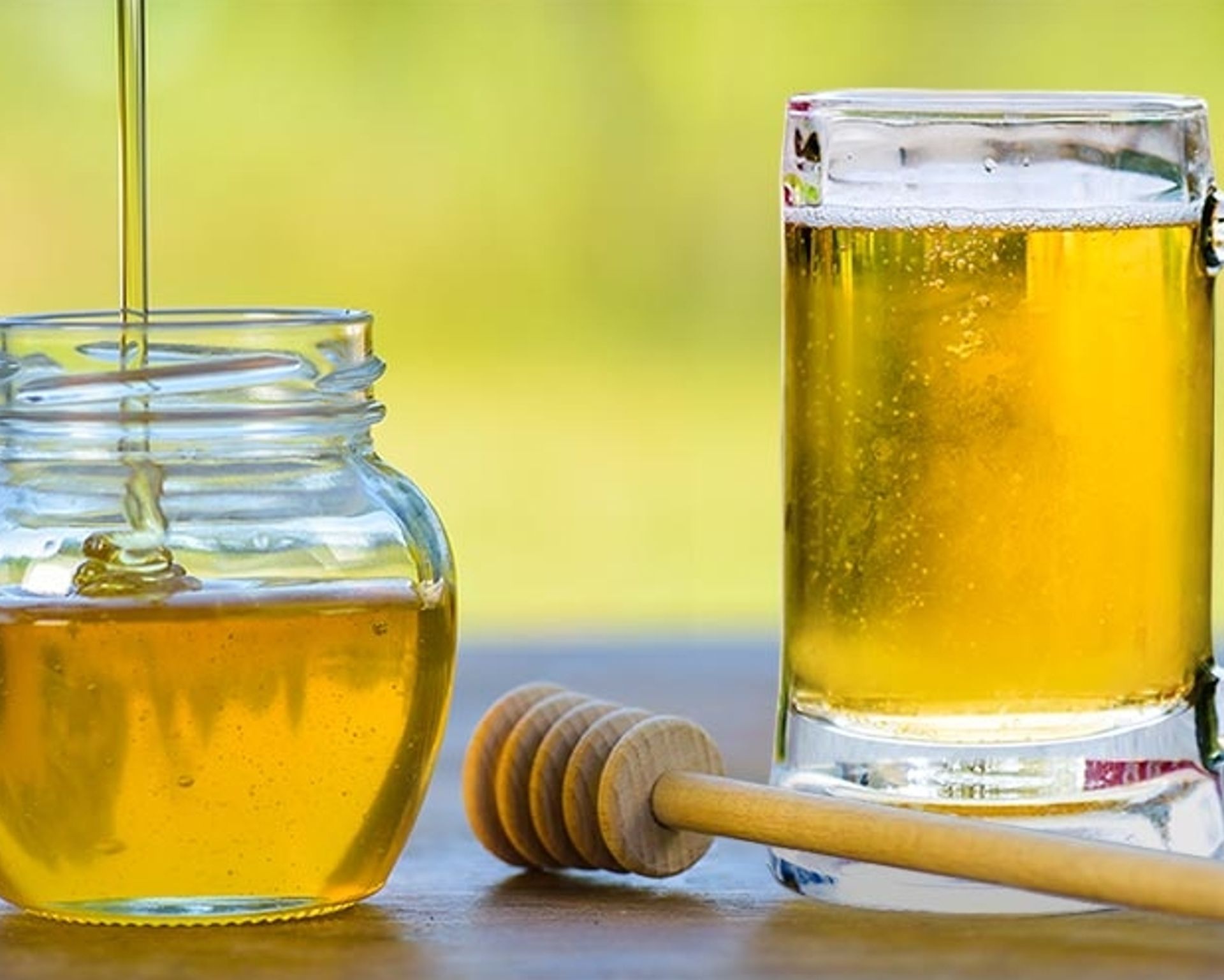 Pivo a med v pohároch