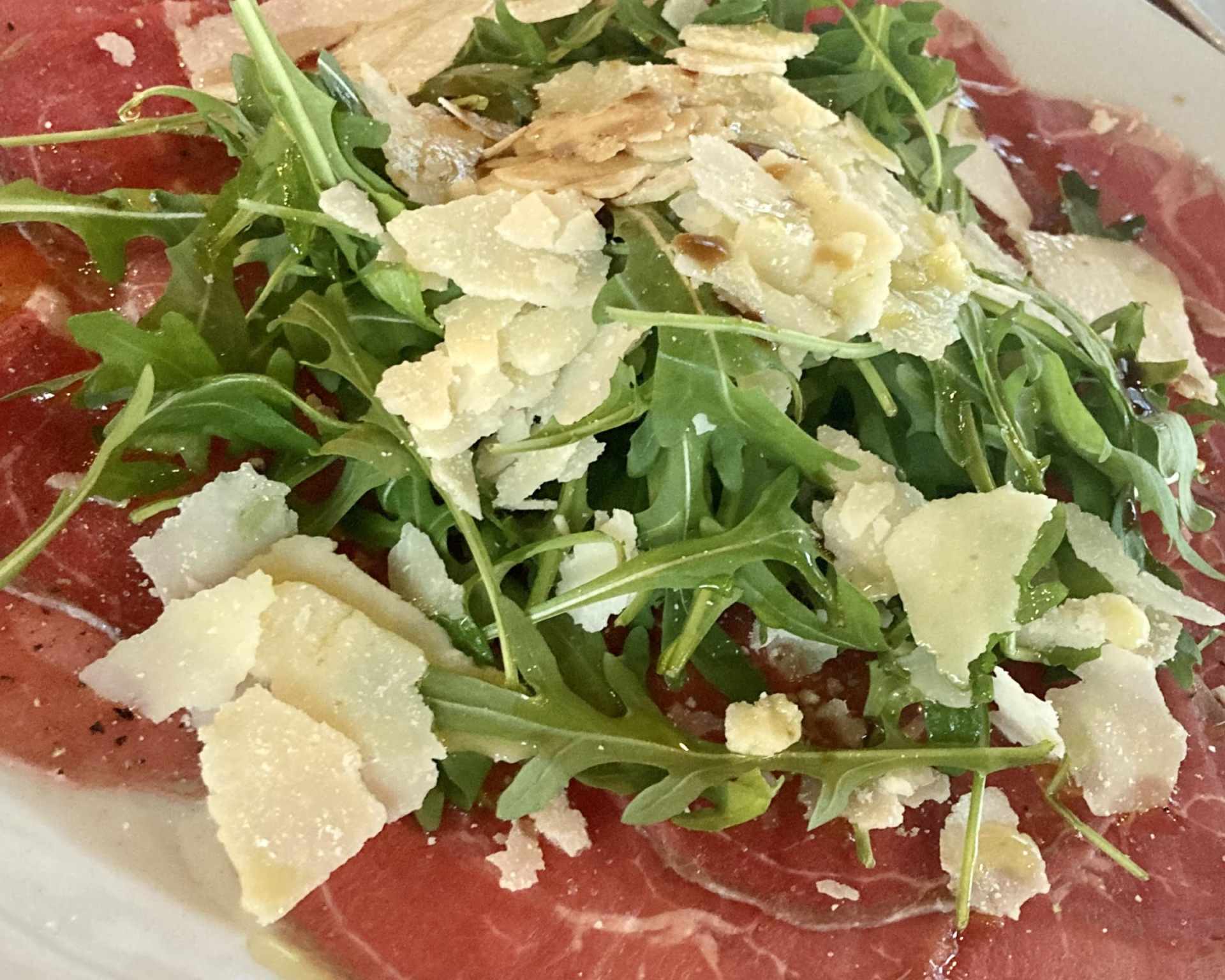 Hotové hovädzie carpaccio z hovädzej sviečkovej s Parmezánom a rukolou