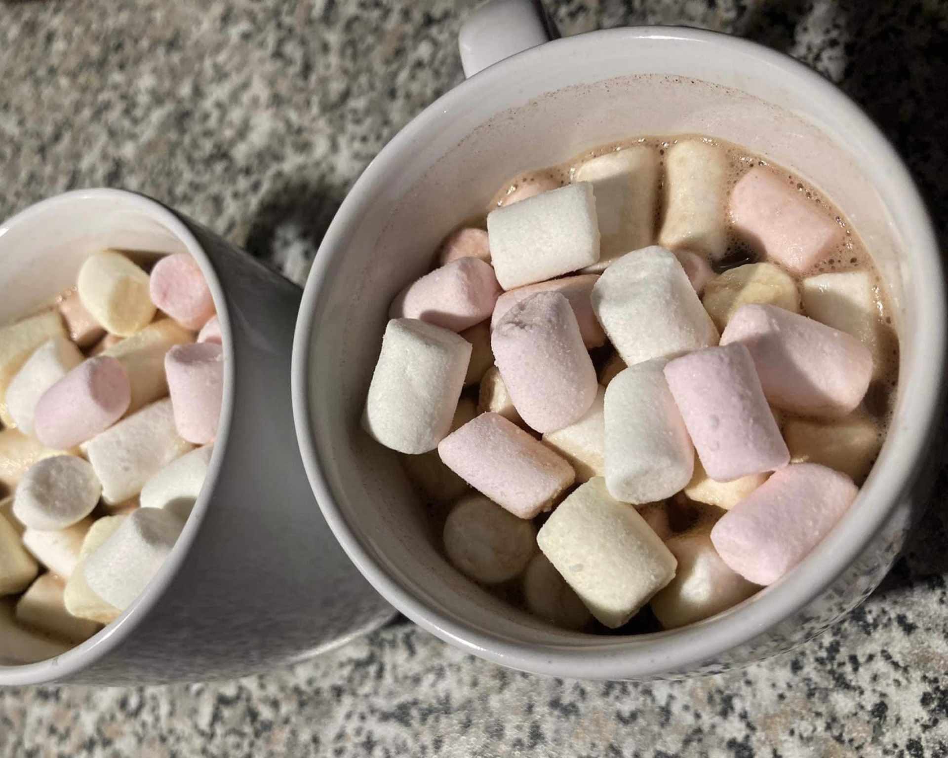 Hotová horúca vianočná čokoláda s marshmallows