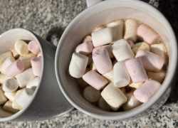 Hotová horúca vianočná čokoláda s marshmallows