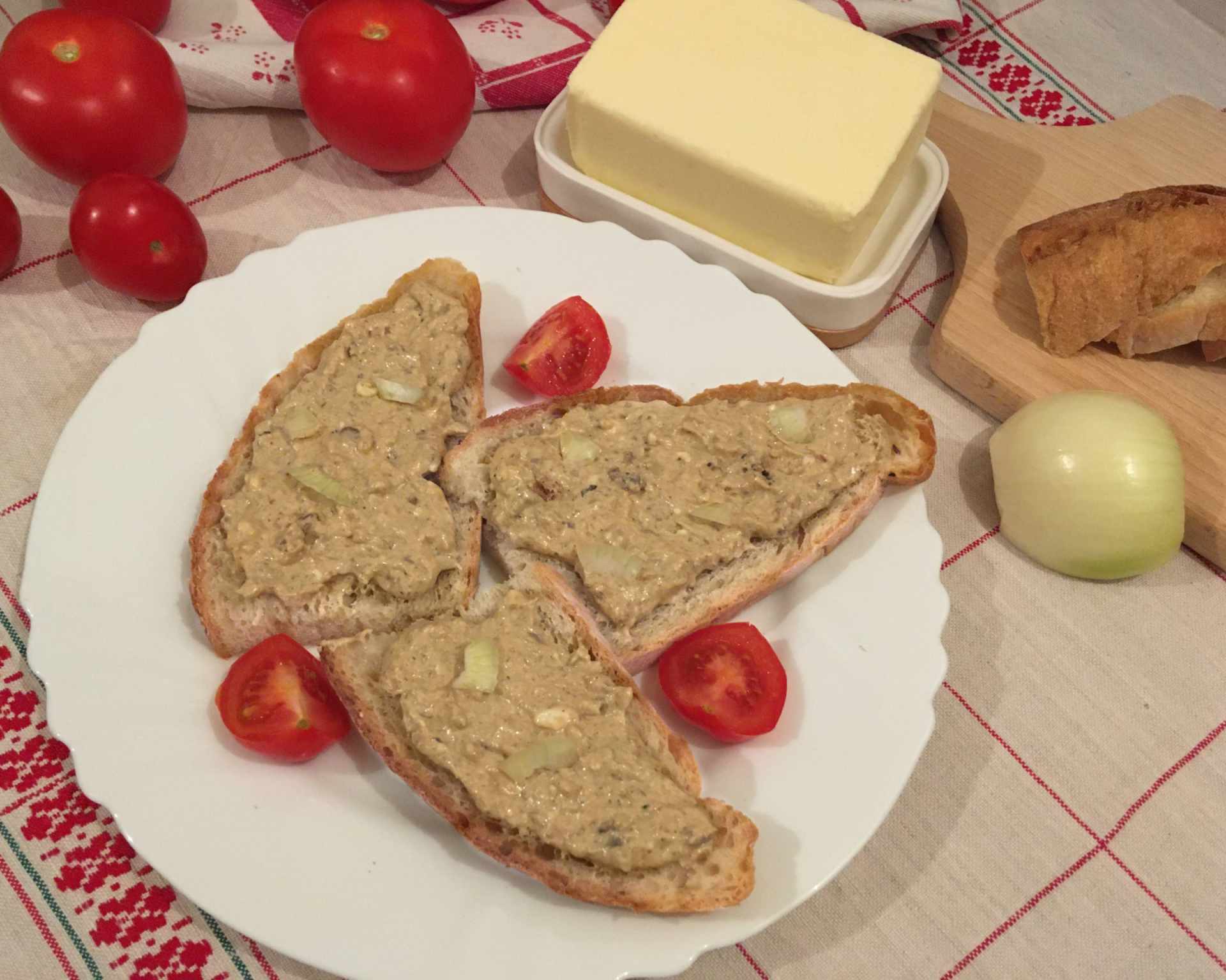 Nátierka zo sardiniek v oleji na domácom chlebe so živočíšnym maslom a cherry paradajkami