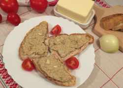 Nátierka zo sardiniek v oleji na domácom chlebe so živočíšnym maslom a cherry paradajkami
