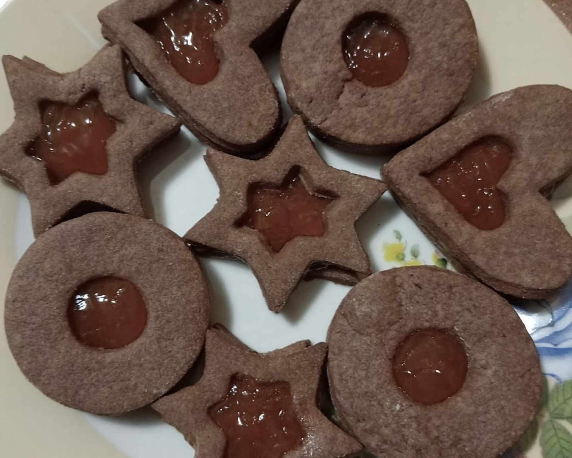 Hotové kakaové linecké koláčiky zo špaldovej múky s lekvárom v rôznych tvaroch
