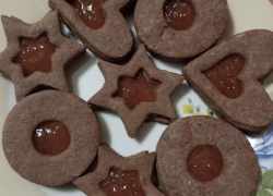 Hotové kakaové linecké koláčiky zo špaldovej múky s lekvárom v rôznych tvaroch