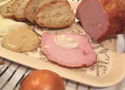 Údené bravčové karé uvarené podávané s horčicou, cibuľou a chlebom