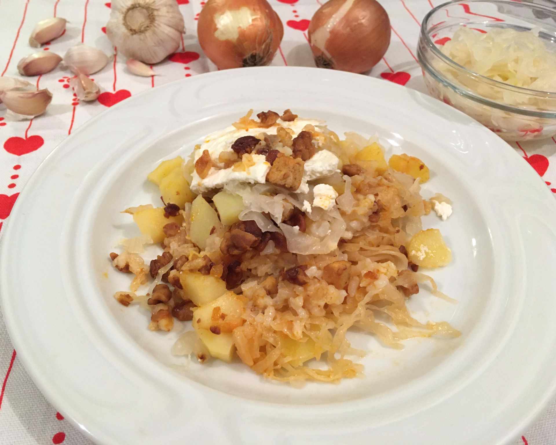 Porcia vegetariánskej koložvárskej kapusty s tempehom, tofu a varenými zemiakmi.