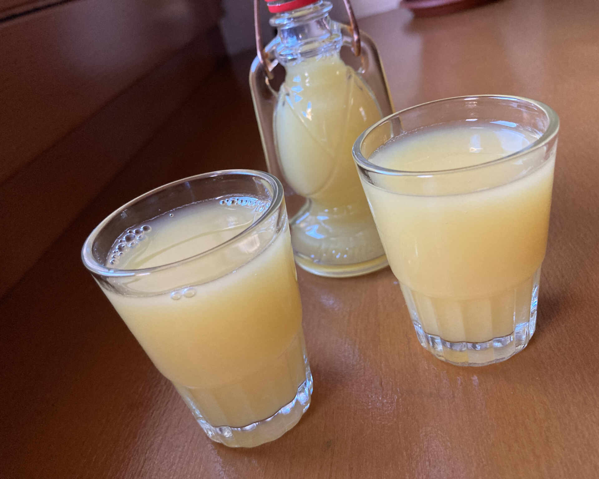 Hotový zázvorovo-citrusový shot s kurkumou naliaty v pohároch