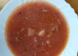 Hotový boršč - cviklová polievka s mäsom