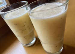 Hotové mangovo ananásové smoothie z kokosového mlieka naliate v pohároch