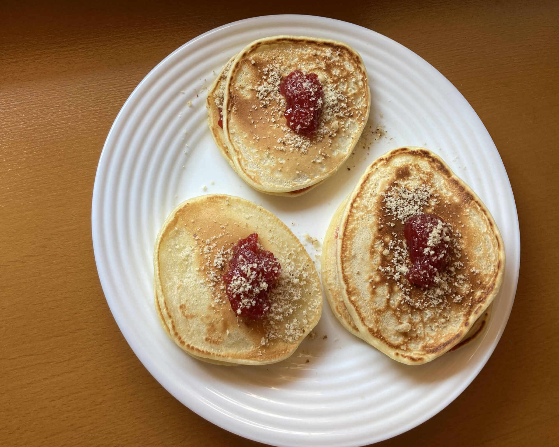 Hotové kokosové lievance s cottage cheesom, lekvárom a kokosom