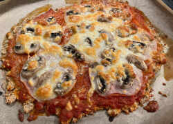 Hotová pizza z ovsených vločiek, paradajkový základ, šunka, šampiňóny, syr.