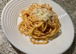 Hotové špagety, papriková omáčka, Cottage cheese, údený syr a cesnak