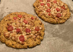 Hotová tuniakovo-mrkvová pizza so cherry paradajkami a syrom