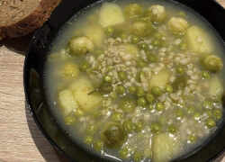 Hotová krúpová polievka s hráškom, ružičkovým kelom a zemiakmi