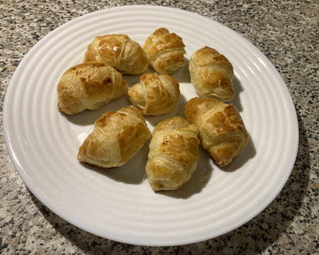 Hotové arašidové mini croissanty z lístkového cesta