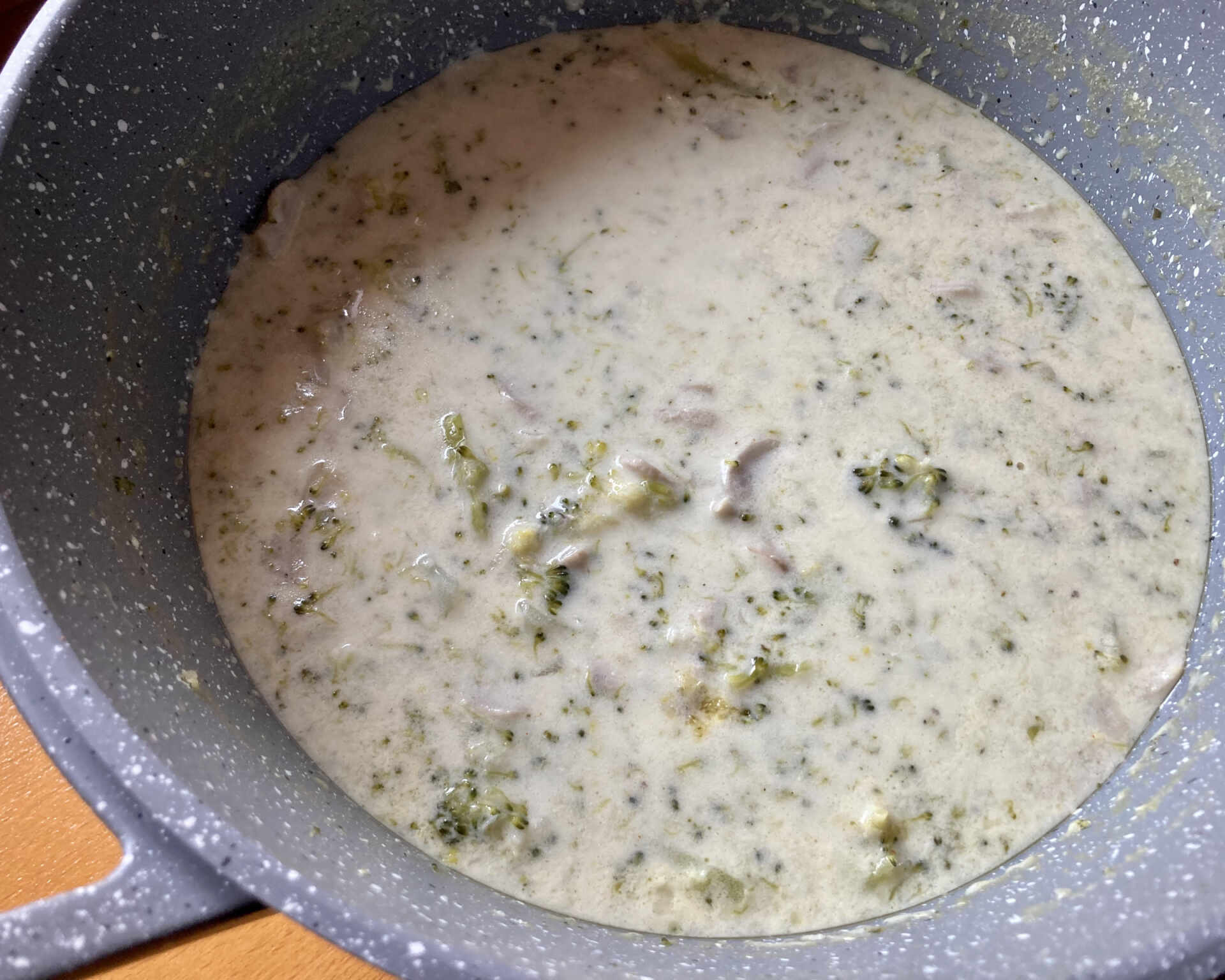 Hotová brokolicová polievka so šampiňónmi