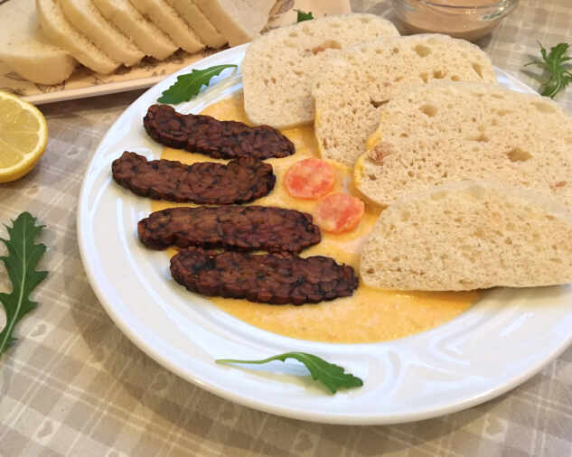 Osmažený tempeh so sviečkovou omáčkou z koreňovej zeleniny s naparenou vegánskou knedľou