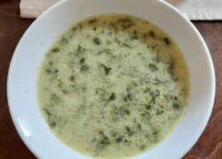 Hotová špenátová polievka, v ktorej je zamiešaný plesnivý syr