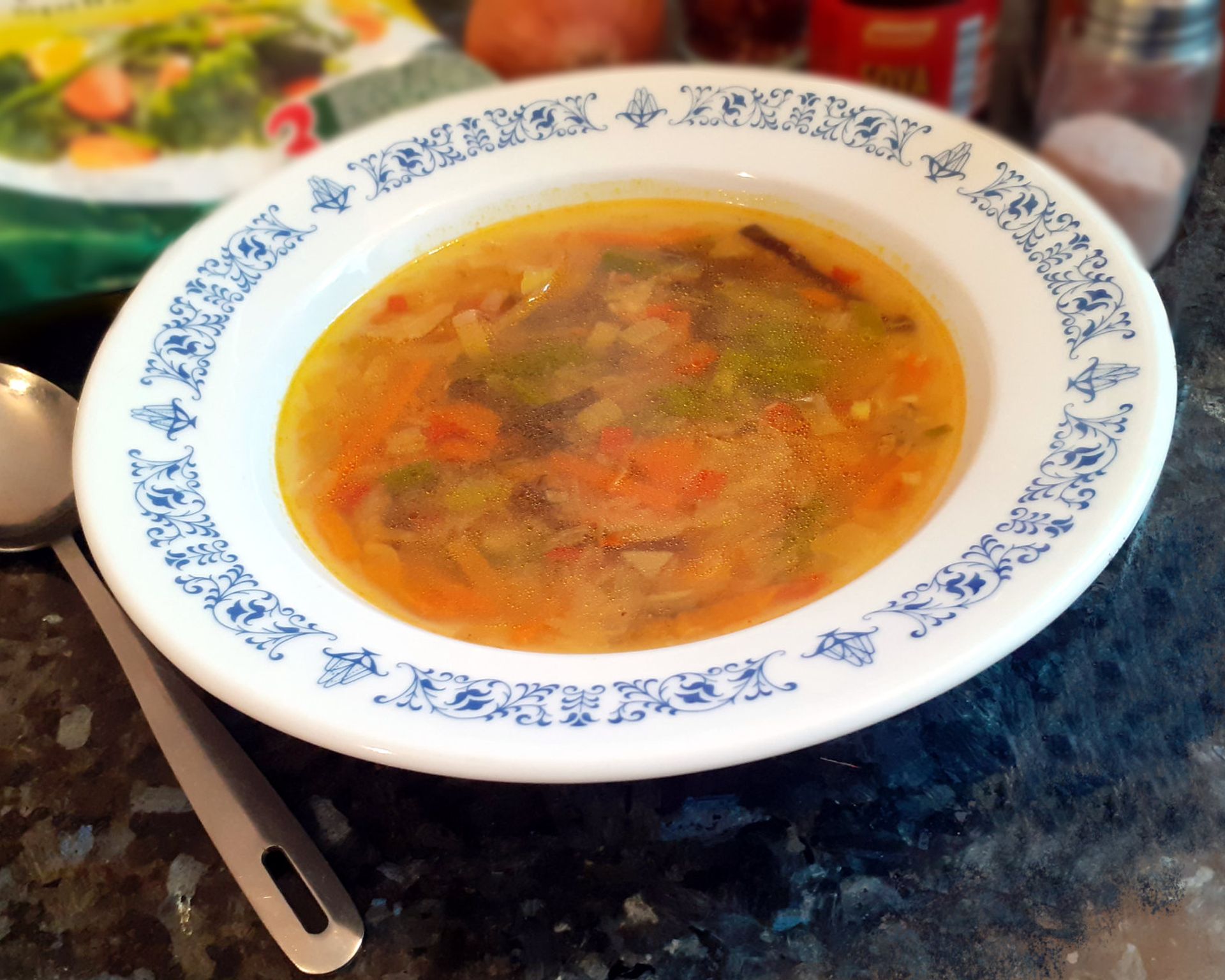 Tanier plný polievky a v ňom čínska zelenina