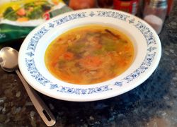 Tanier plný polievky a v ňom čínska zelenina