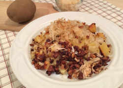 Pečené zemiaky, kyslá kapusta a tempeh upečené v jenskej mise podávané na plytkom tanieri