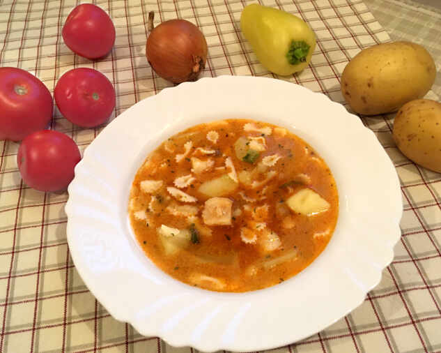 Polievka s rybím filé, cestovinou, zemiakmi a paprikou