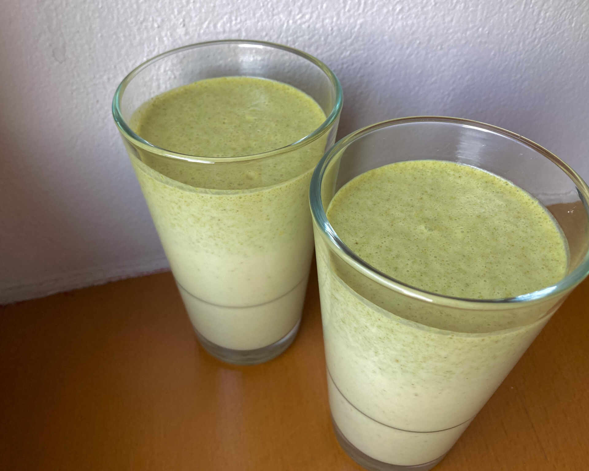 Hotové smoothie z japonského matcha čaju a banánu naliate v pohároch