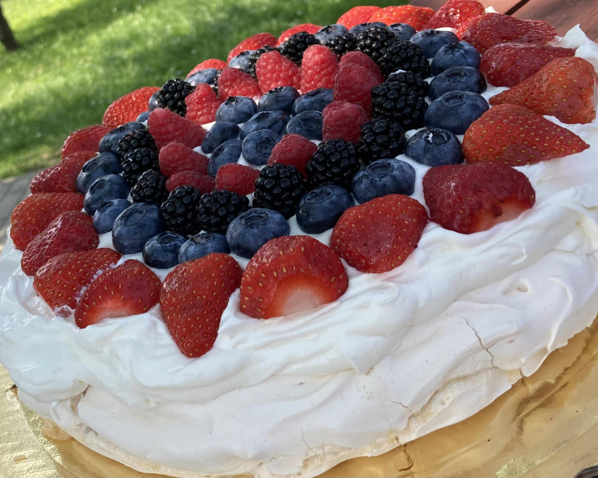 Hotová Pavlova torta s čerstvými jahodami, čučoriedkami, malinami a černicami