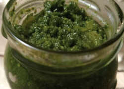 Hotové rukolové pesto v zaváraninovom pohári