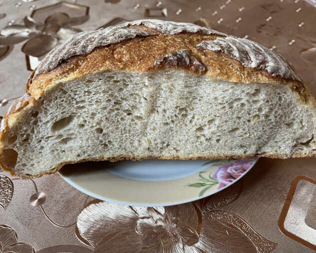 Hotový domáci zemiakový chlieb s rascou