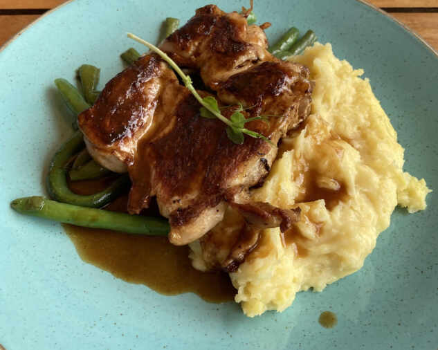 Hotové marinované grilované kuracie stehno s kašou