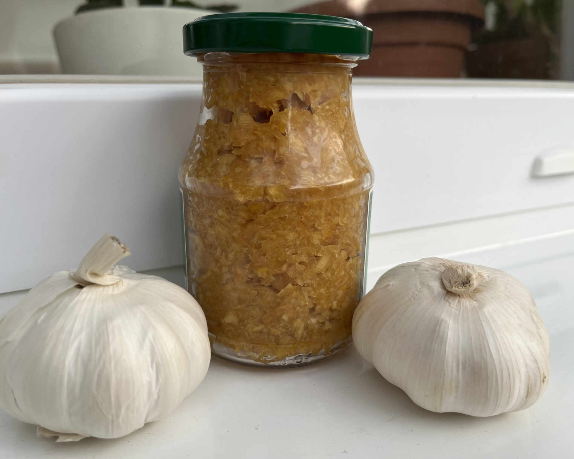 Hotová cesnaková pasta v zaváraninovom pohári