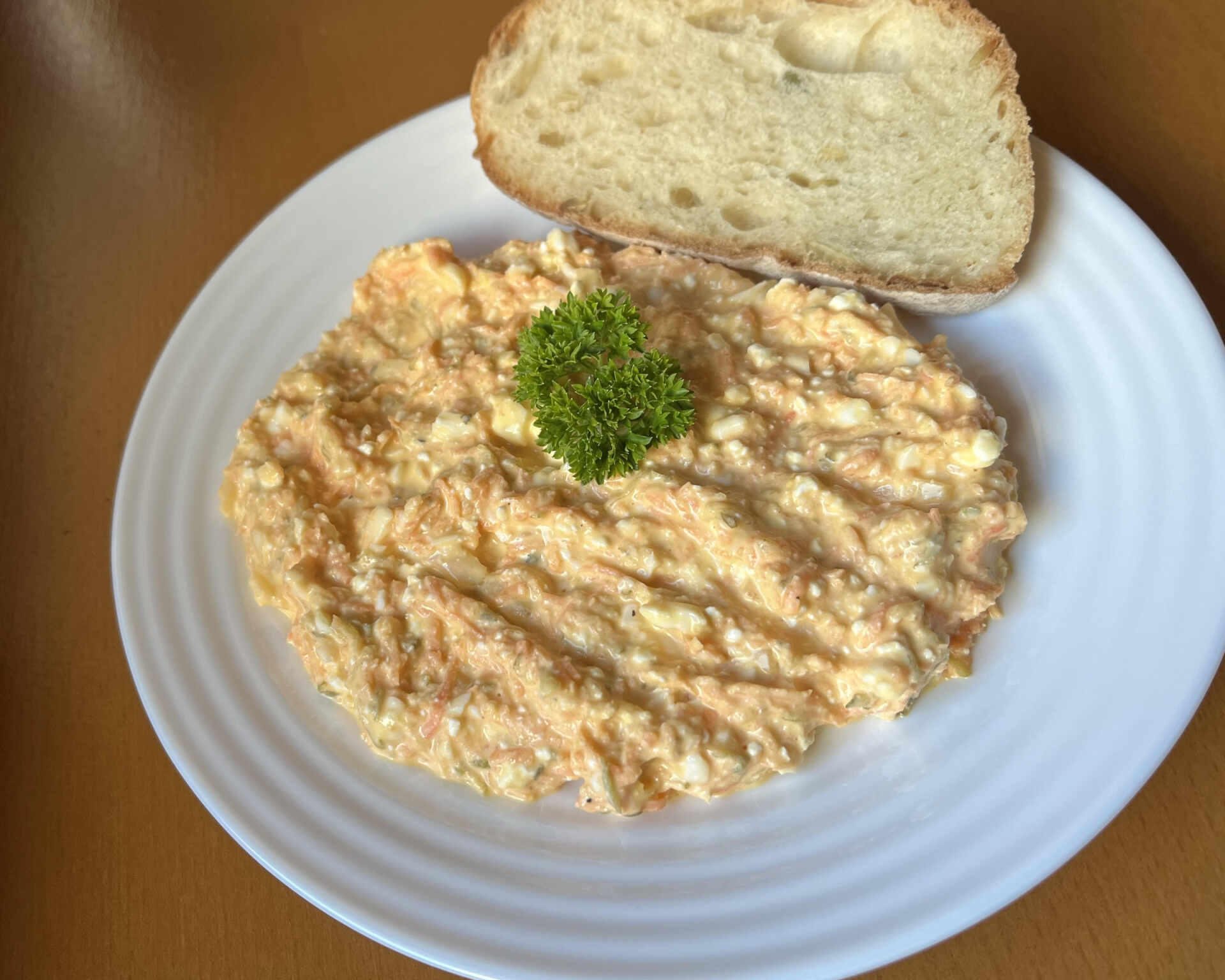 Hotová falošná treska s krajcom chleba