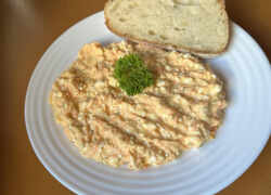 Hotová falošná treska s krajcom chleba