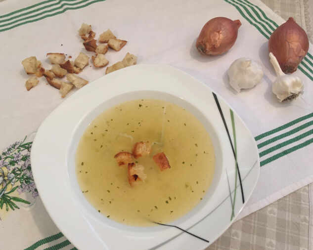 Slovenská polievka z cesnaku a cibule s opraženými chlebovými kockami