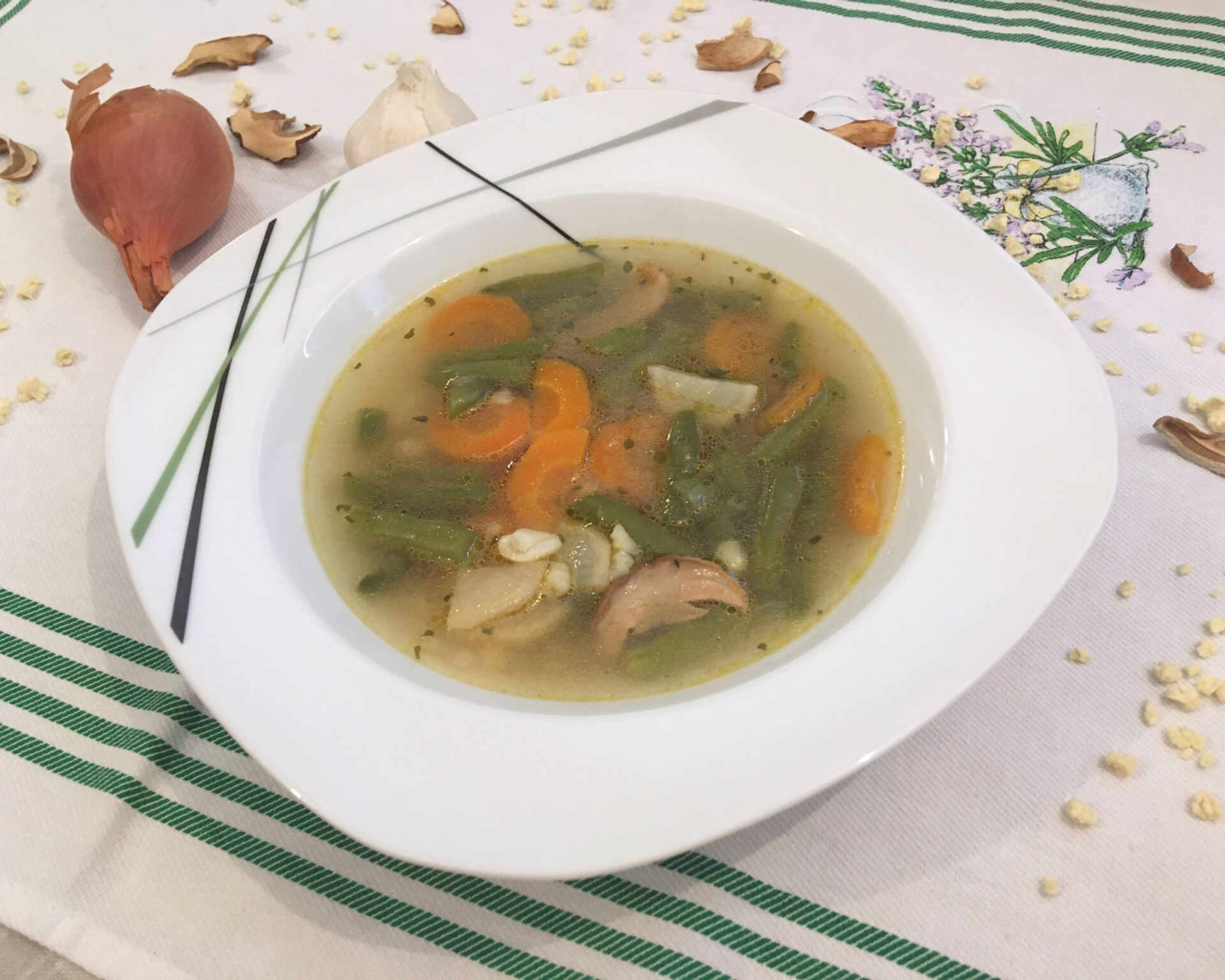 Polievka zo zelenej fazuľky, mrkvy, petržlenu a húb