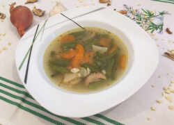 Polievka zo zelenej fazuľky, mrkvy, petržlenu a húb