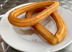 Churros na bielom tanieri
