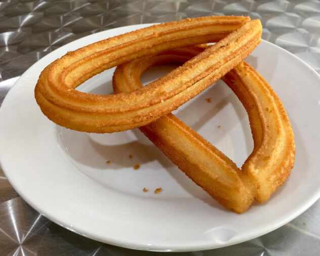 Churros na bielom tanieri