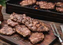 Recept na steak z hovädzieho mäsa a barbecue omáčka, well done steak