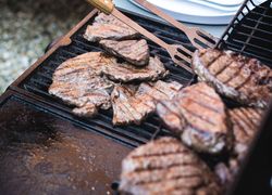 Recept na steak z hovädzieho mäsa a barbecue omáčka, well done steak