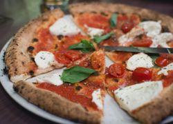Domáca pizza s paradajkami, čerstvým špenátom a mozzarellou