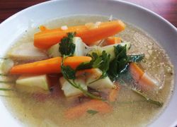 Zeleninová polievka, mrkva, kaleráb, petržlen