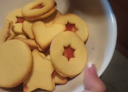 Lekvárom zlepené koláčiky - kolieska a hviezdičky