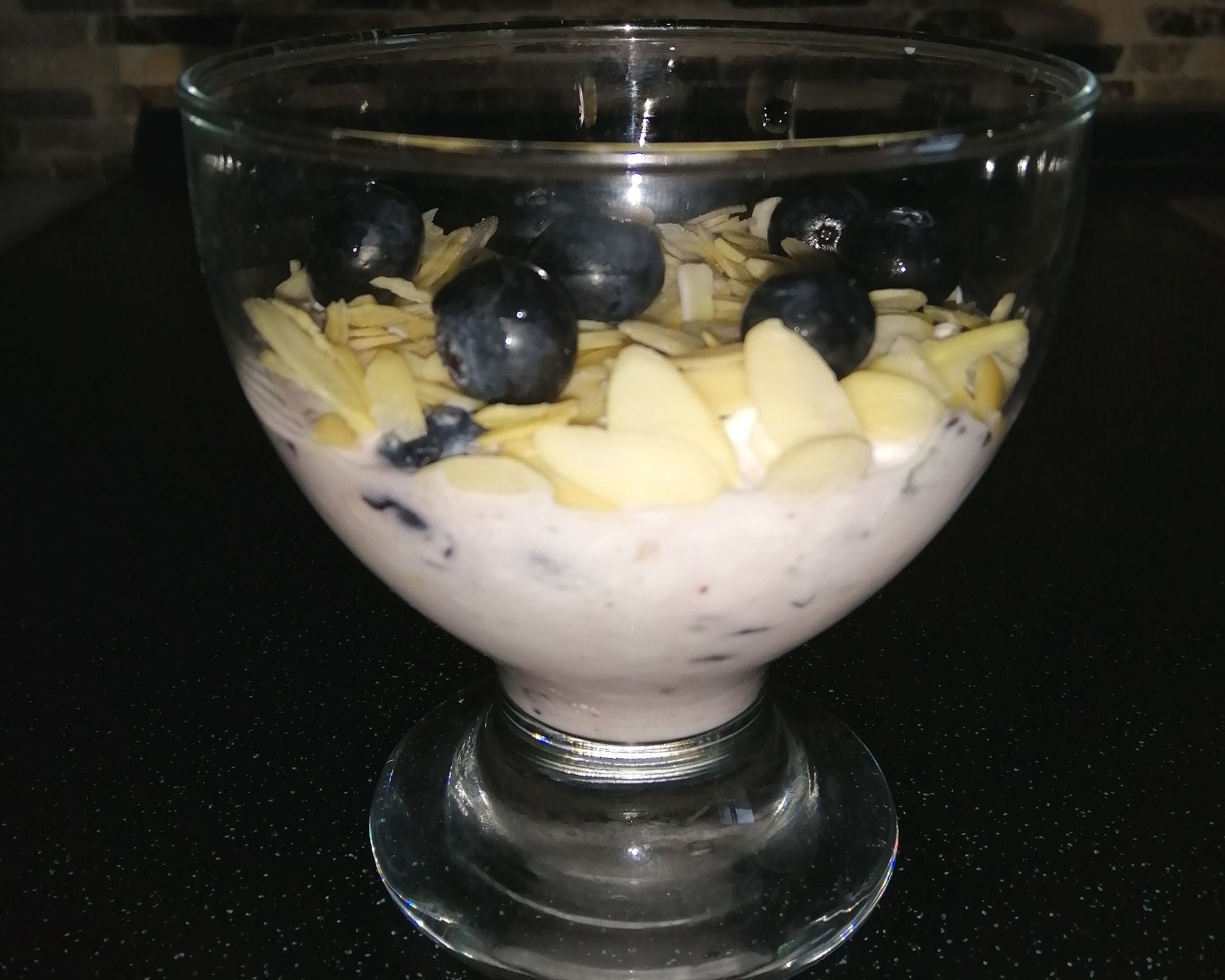 Recept na tvarohový dezert s mandľami a čučoriedkami v pohári